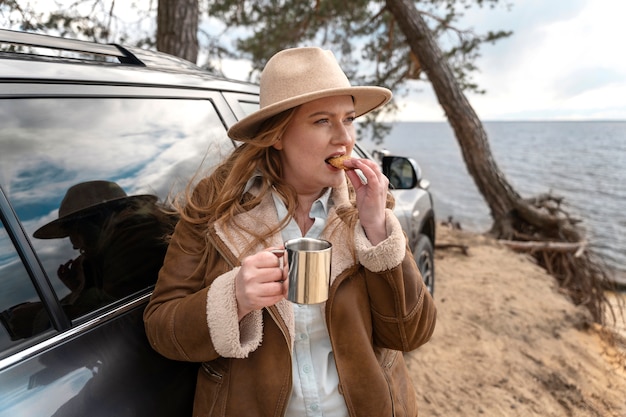 Mujer de tiro medio comiendo galletas