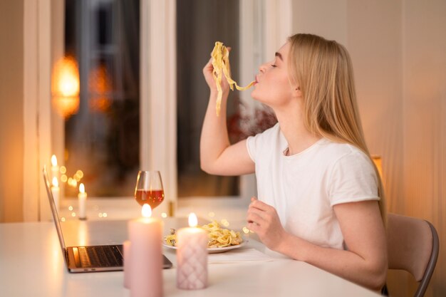 Mujer de tiro medio comiendo pasta