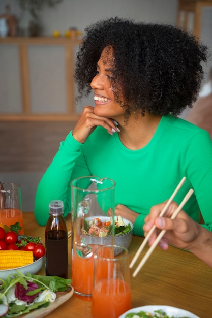 Foto gratuita mujer de tiro medio comiendo tazón de salmón