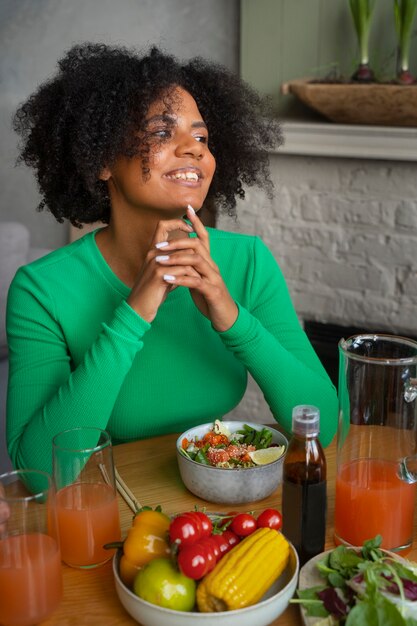 Mujer de tiro medio comiendo tazón de salmón