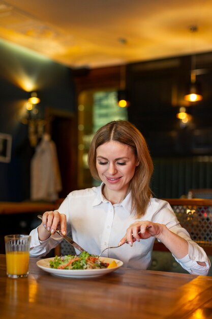 Mujer de tiro medio comiendo