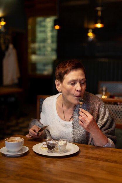 Mujer de tiro medio comiendo