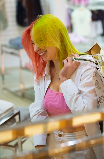 Mujer de tiro medio comprando en el centro comercial