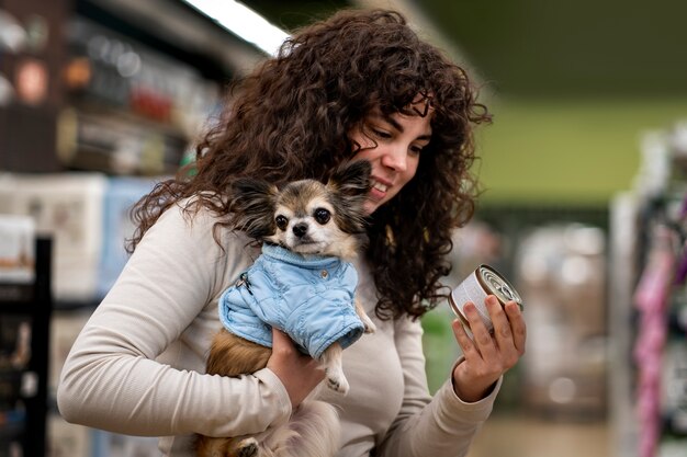 Mujer de tiro medio comprando comida para perros