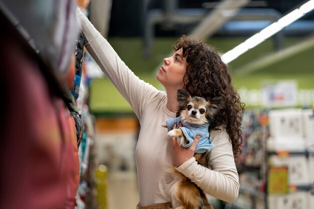 Mujer de tiro medio comprando comida para perros