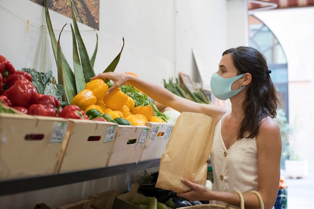 Foto gratuita mujer de tiro medio de compras