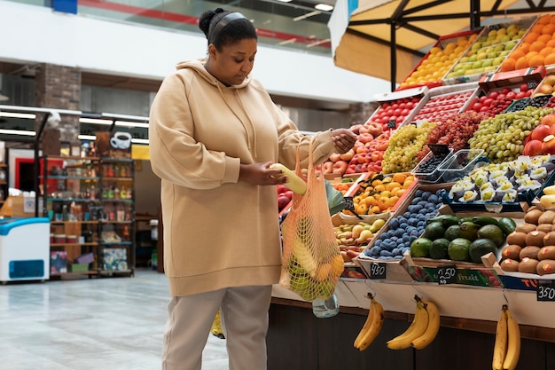 Mujer de tiro medio de compras