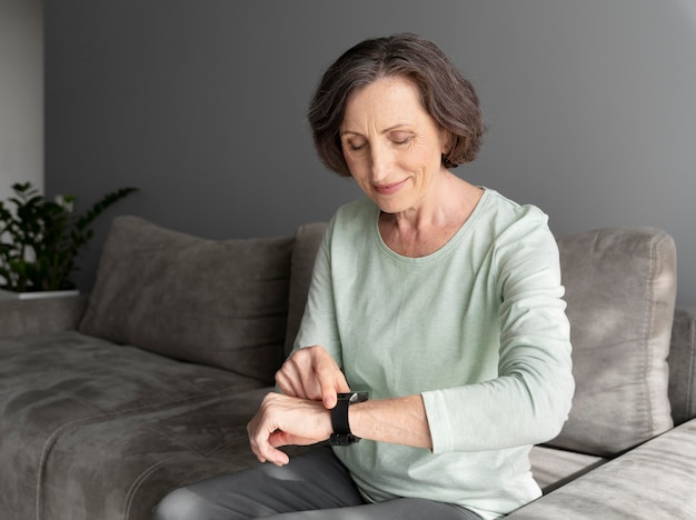 Mujer de tiro medio comprobando el reloj