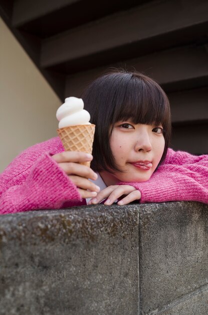 Mujer de tiro medio con cono de helado