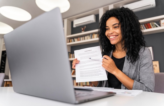 Foto gratuita mujer de tiro medio con contrato