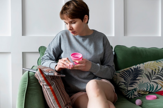 Mujer de tiro medio con copa menstrual.