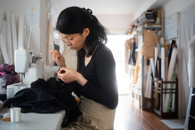 Mujer de tiro medio cosiendo