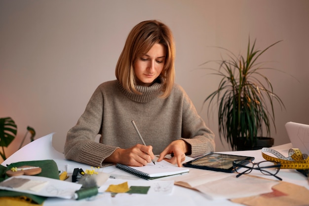 Foto gratuita mujer de tiro medio creando tablero de visión