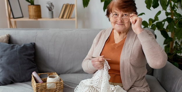 Mujer de tiro medio crochet en interiores