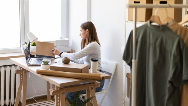 Mujer de tiro medio con cuaderno