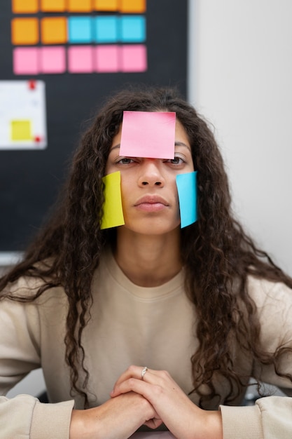 Foto gratuita mujer de tiro medio cubierta de post-its