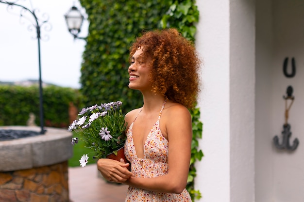 Foto gratuita mujer de tiro medio decorando casa