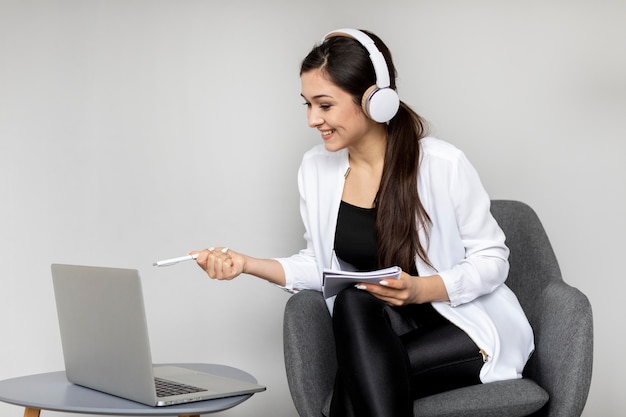 Foto gratuita mujer de tiro medio discutiendo en videollamada