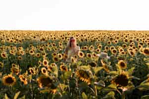 Foto gratuita mujer de tiro medio disfrutando de la naturaleza