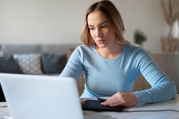 Mujer de tiro medio con dispositivo