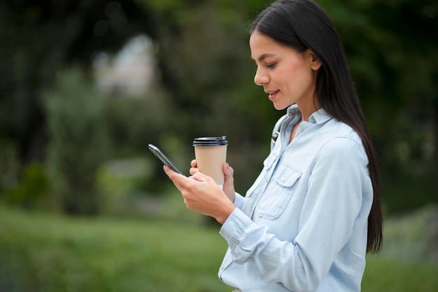 Foto gratuita mujer de tiro medio con dispositivo