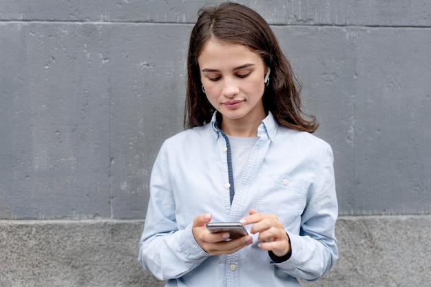 Mujer de tiro medio con dispositivo