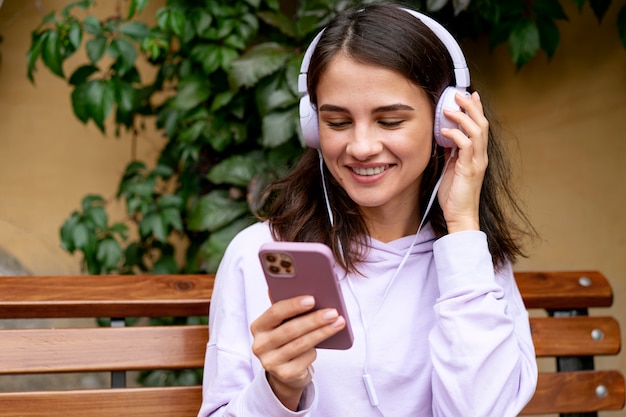 Foto gratuita mujer de tiro medio con dispositivos