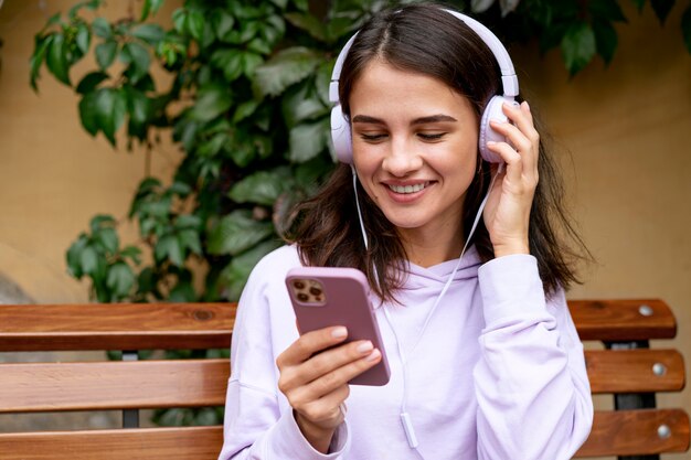 Mujer de tiro medio con dispositivos