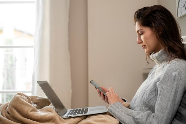 Mujer de tiro medio con dispositivos