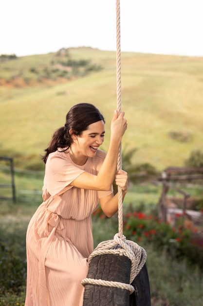 Foto gratuita mujer de tiro medio divirtiéndose al aire libre