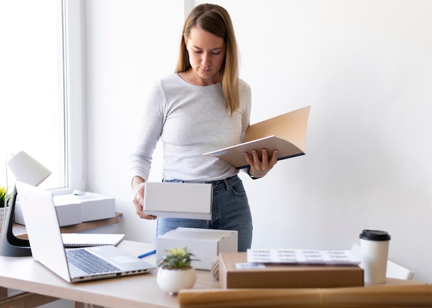 Mujer de tiro medio con documento