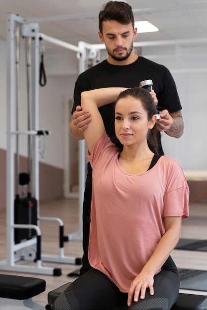 Mujer de tiro medio ejercicio