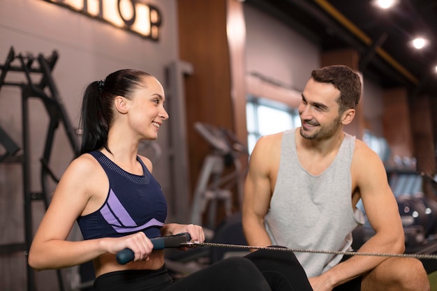 Mujer de tiro medio con entrenador personal