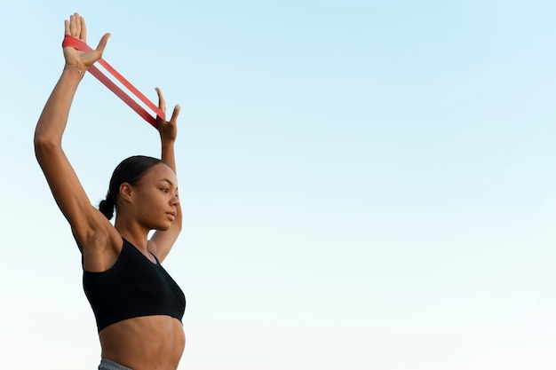 Mujer de tiro medio entrenando al aire libre