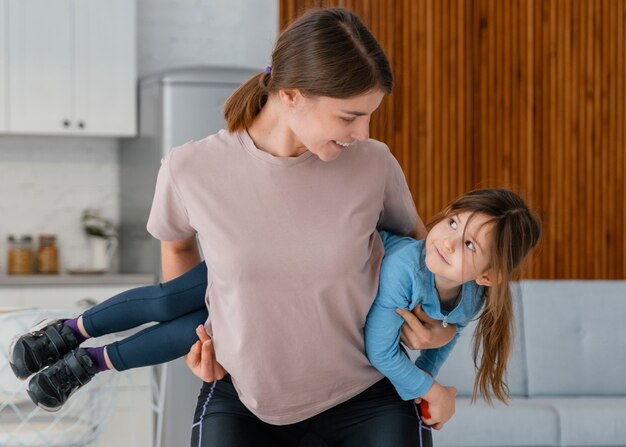 Mujer de tiro medio entrenando con niño