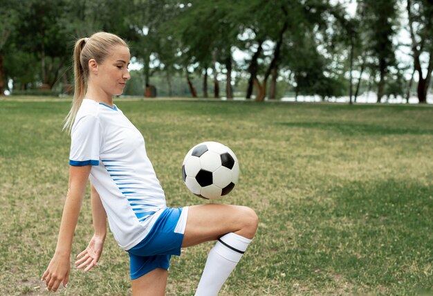 Mujer de tiro medio entrenando con pelota