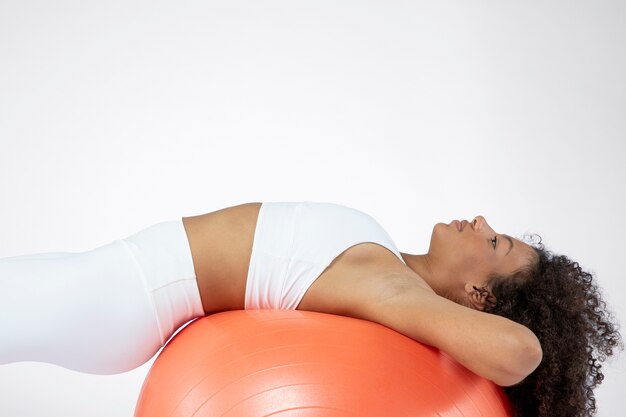 Mujer de tiro medio entrenando con pelota