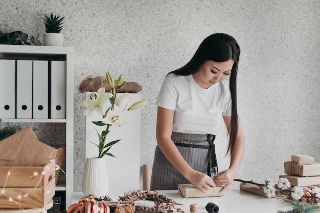 Mujer de tiro medio envolver regalos