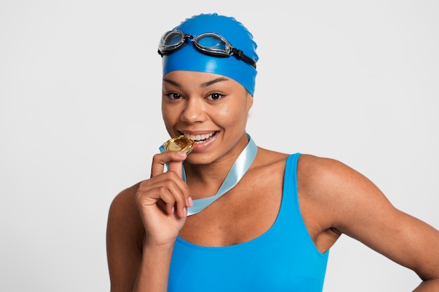 Foto gratuita mujer de tiro medio con equipo de natación.