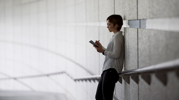 Mujer de tiro medio escribiendo en el cuaderno