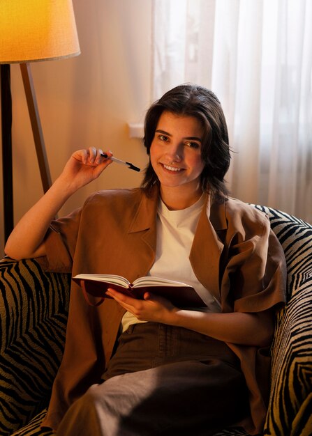 Mujer de tiro medio escribiendo en su diario