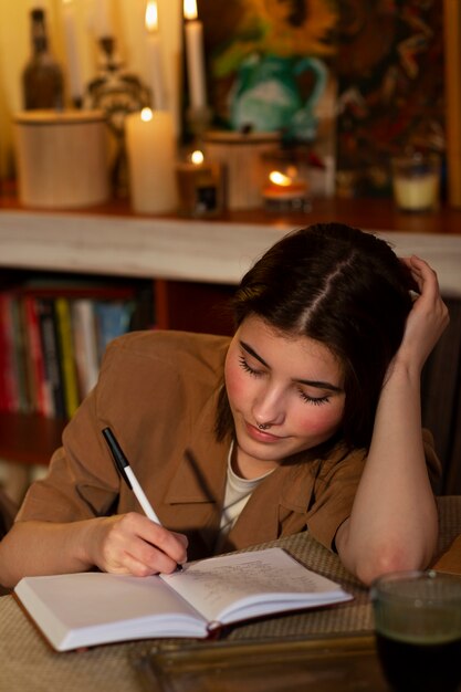 Mujer de tiro medio escribiendo en su diario