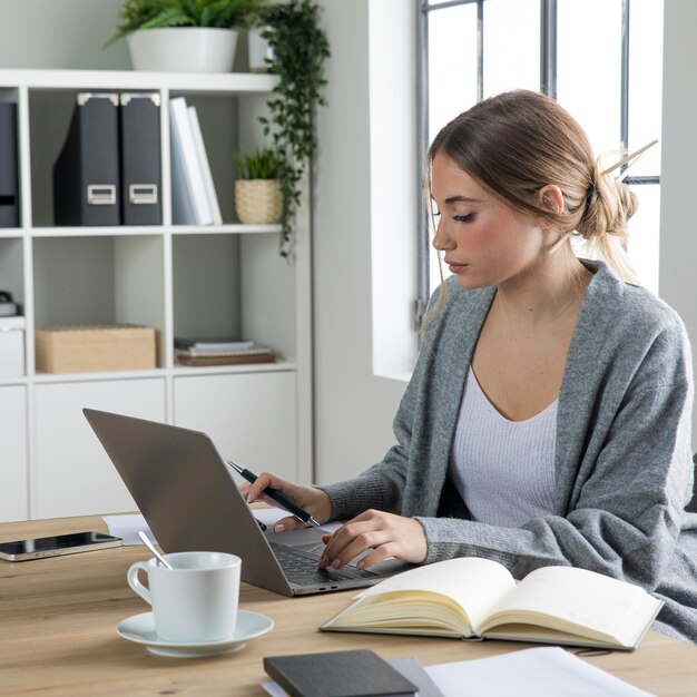 Mujer de tiro medio escribiendo en el teclado