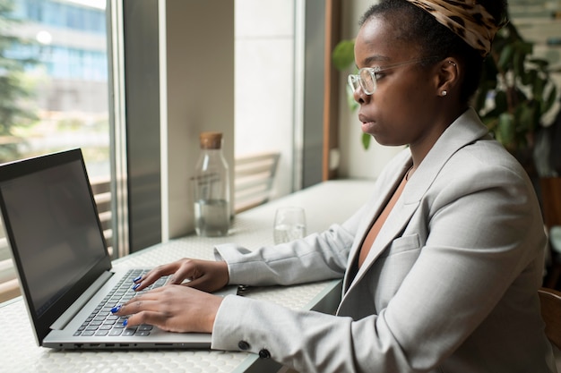 Mujer de tiro medio escribiendo en el teclado