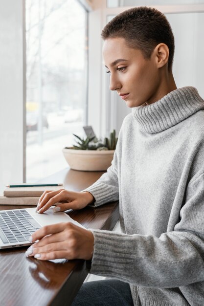 Mujer de tiro medio escribiendo