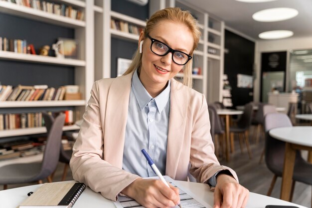 Mujer de tiro medio escribiendo