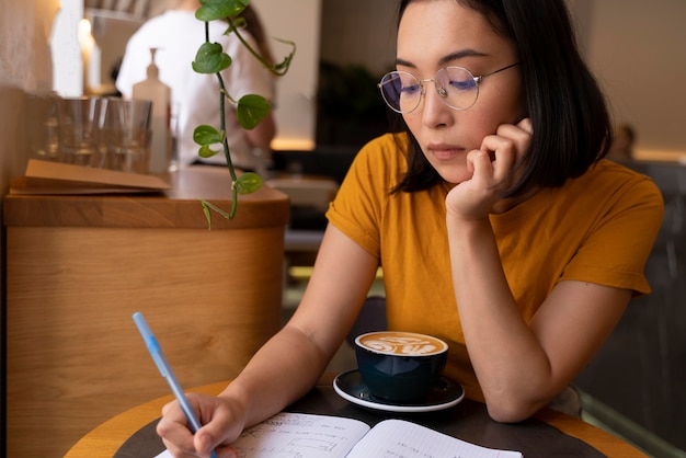 Foto gratuita mujer de tiro medio escribiendo