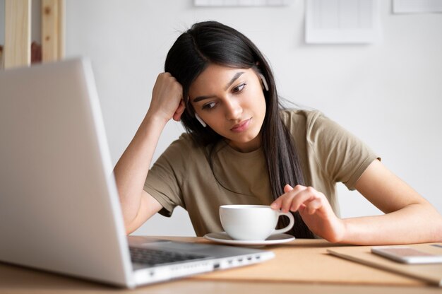 Mujer de tiro medio en el escritorio