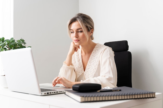 Mujer de tiro medio en el escritorio