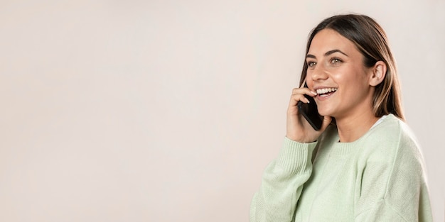 Mujer de tiro medio con espacio de copia